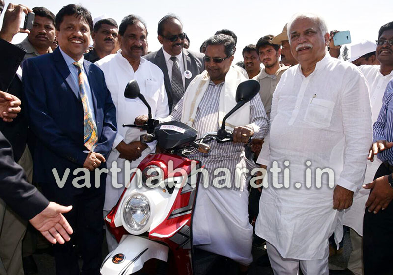 ಬೆಂಗಳೂರು: ವಿದ್ಯುತ್‌ ಚಾಲಿತ ವಾಹನಗಳಿಗೆ ಮುಖ್ಯಮಂತ್ರಿ ಚಾಲನೆ